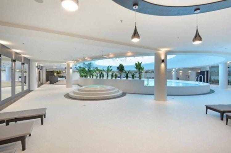 Hanza Tower WHITE 24 SPA Pool & Jacuzzi & Sauna Apartment in Szczecin