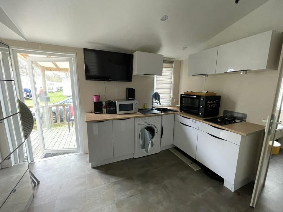 Coffee/tea facilities, Kitchen or kitchenette, oven, stove, washing machine