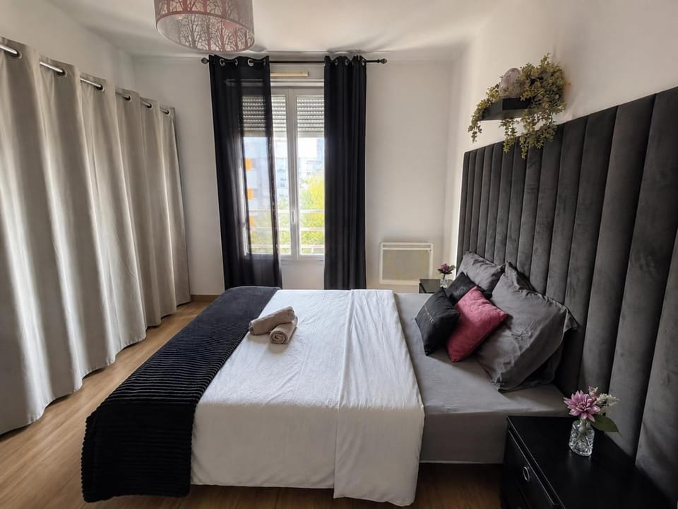 Instant Corbeil 3 piece Balcon Projecteur Apartment in Corbeil-Essonnes