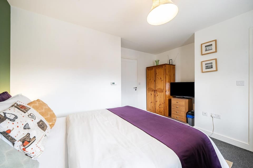 Contractor House, Sleeps 10 Parking & EV Charge, 30 days 10 percent off Apartment in Walsall
