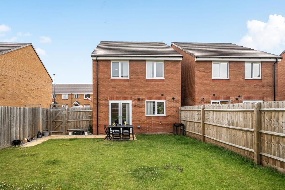 Contractor House, Sleeps 10 Parking & EV Charge Apartment in Walsall