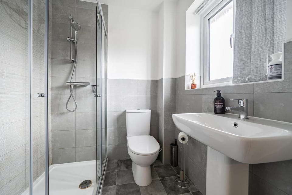 Contractor House, Sleeps 10 Parking & EV Charge Apartment in Walsall