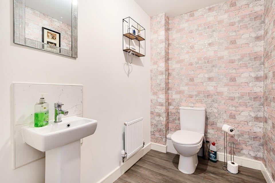 Contractor House, Sleeps 10 Parking & EV Charge Apartment in Walsall