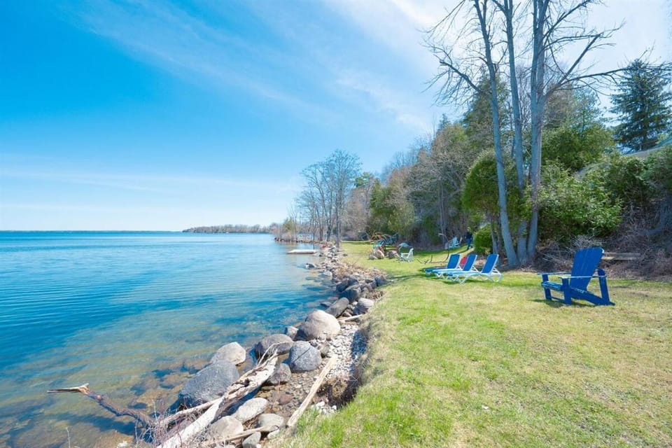 140 Peaceful King Suite Simcoe Escape w Beach Apartment in Georgina