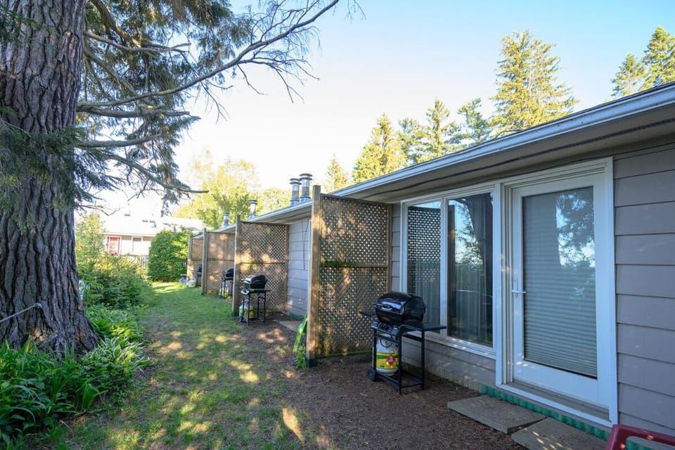 140 Peaceful King Suite Simcoe Escape w Beach Apartment in Georgina
