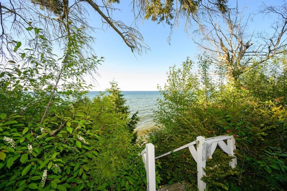 140 Peaceful King Suite Simcoe Escape w Beach Apartment in Georgina