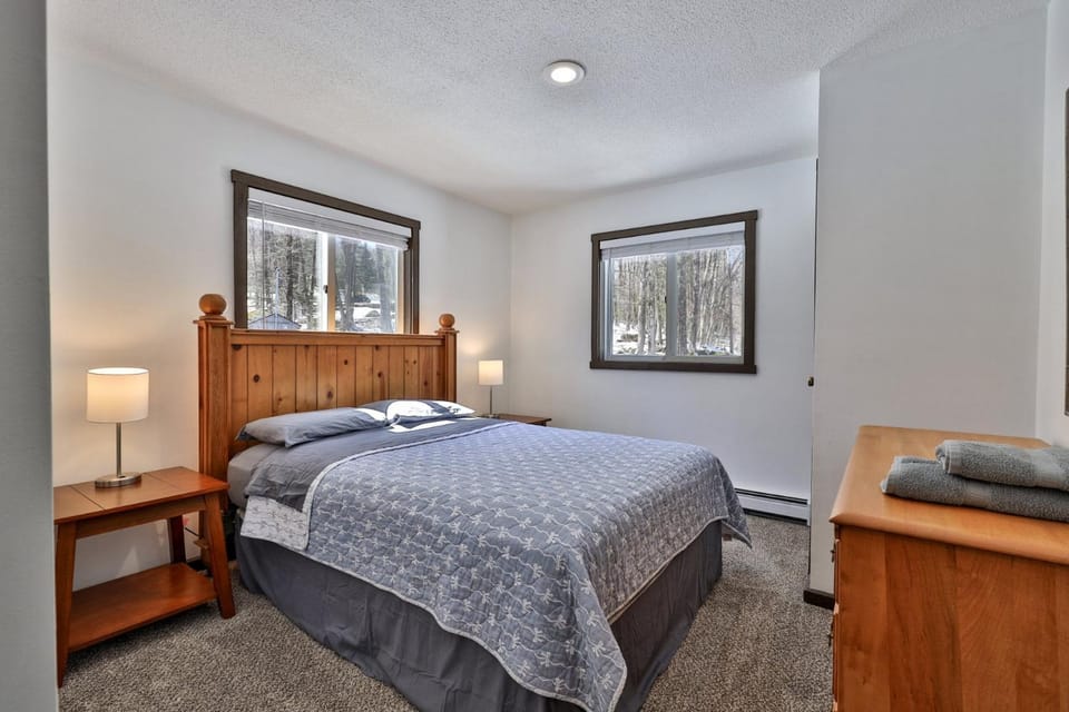 Liquid Lodge Upper - 4BR Duplex with Hot Tub and 1 PM Checkout House in Mendon