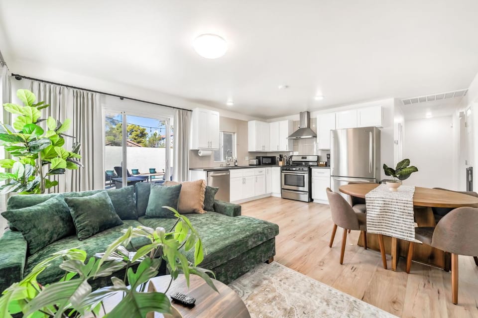 Modern Oasis, Private Pool & Spa, Sleeps 8, Vegas Strip, Allegiant House in Spring Valley