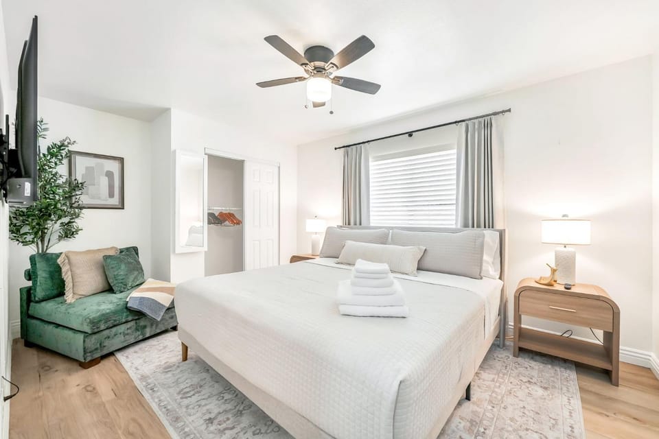 Modern Oasis, Private Pool & Spa, Sleeps 8, Vegas Strip, Allegiant House in Spring Valley