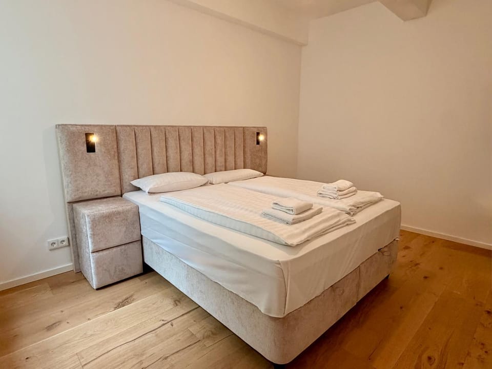 Bed, Photo of the whole room, Bedroom, towels