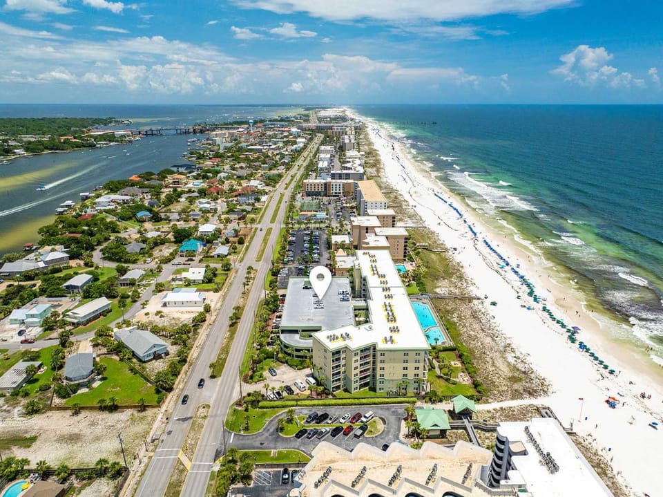Gulf View Condo with Shared Pool & Beach Access House in Okaloosa Island