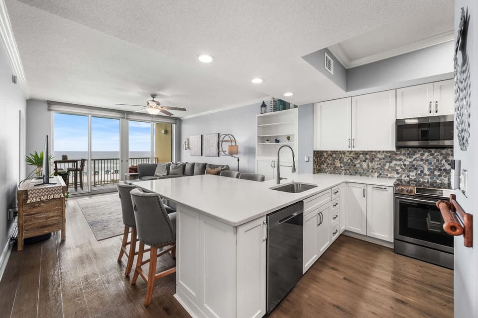 Gulf View Condo with Shared Pool & Beach Access House in Okaloosa Island