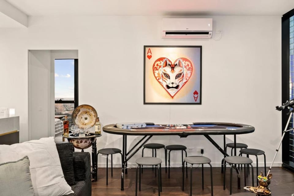 High-Rise Hideaway 3BR Poker Parking Pool Apartment in Melbourne