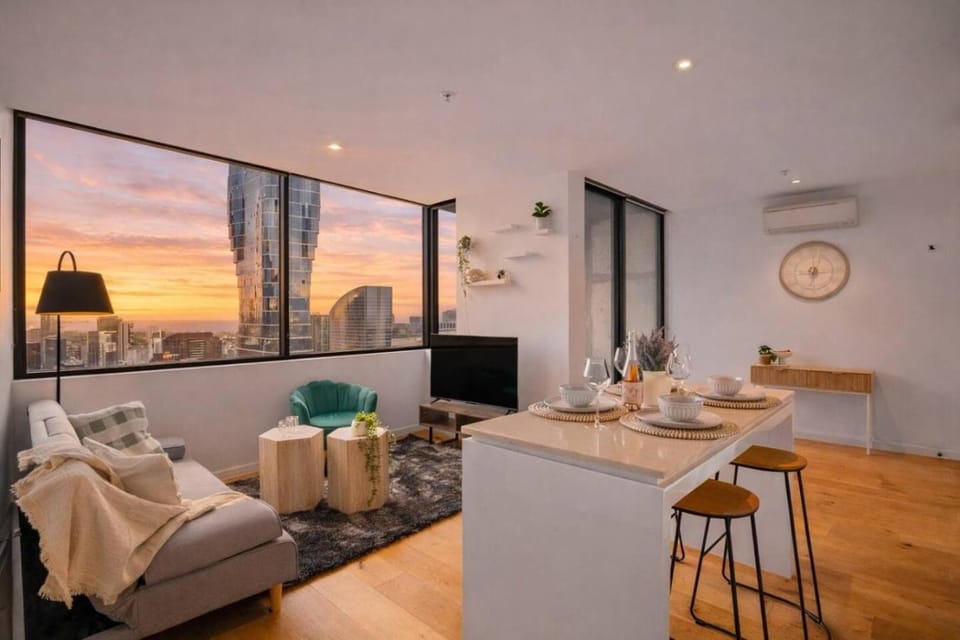 Level 42 Skyline 2BR Private Balcony Pool Apartment in Melbourne