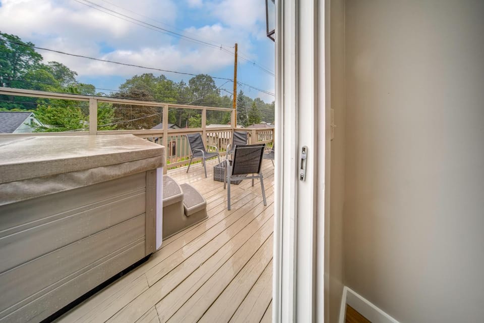Family Fun! Indoor Jungle Gym, Hot Tub & Beach House in Millcreek Township