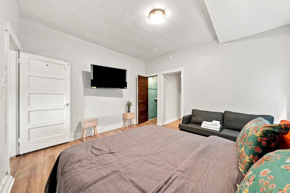 Bed, Photo of the whole room, Bedroom