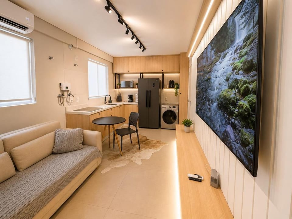 Communal lounge/ TV room, TV and multimedia, Kitchen or kitchenette, Seating area, Dining area, air conditioner