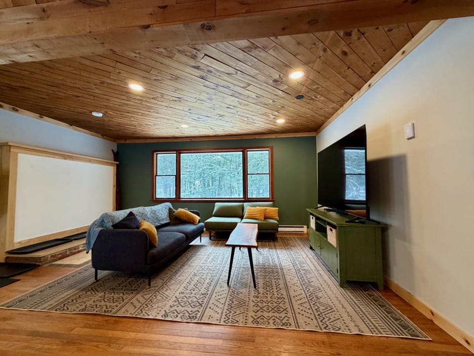 The Outpost - Two-level ski house for 12 near Killington & Pico House in Mendon