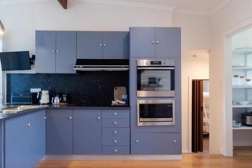 katandra - Pet-Friendly Coastal Escape at Adventure Bay House in South Bruny