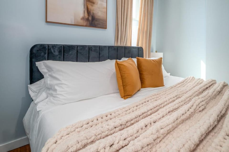 Prime OTR 1BR, Lux King Bed, 2 Smart TVs, Sleeps 3ppl, Wif, 1st Fl Apartment in Over The Rhine