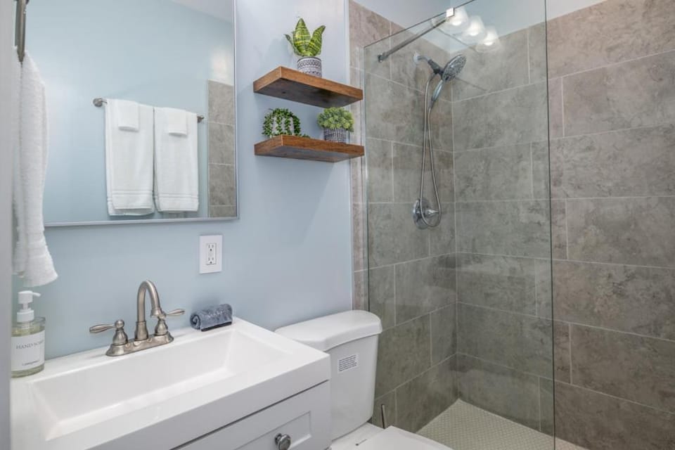 Prime OTR 1BR, Lux King Bed, 2 Smart TVs, Sleeps 3ppl, Wif, 1st Fl Apartment in Over The Rhine