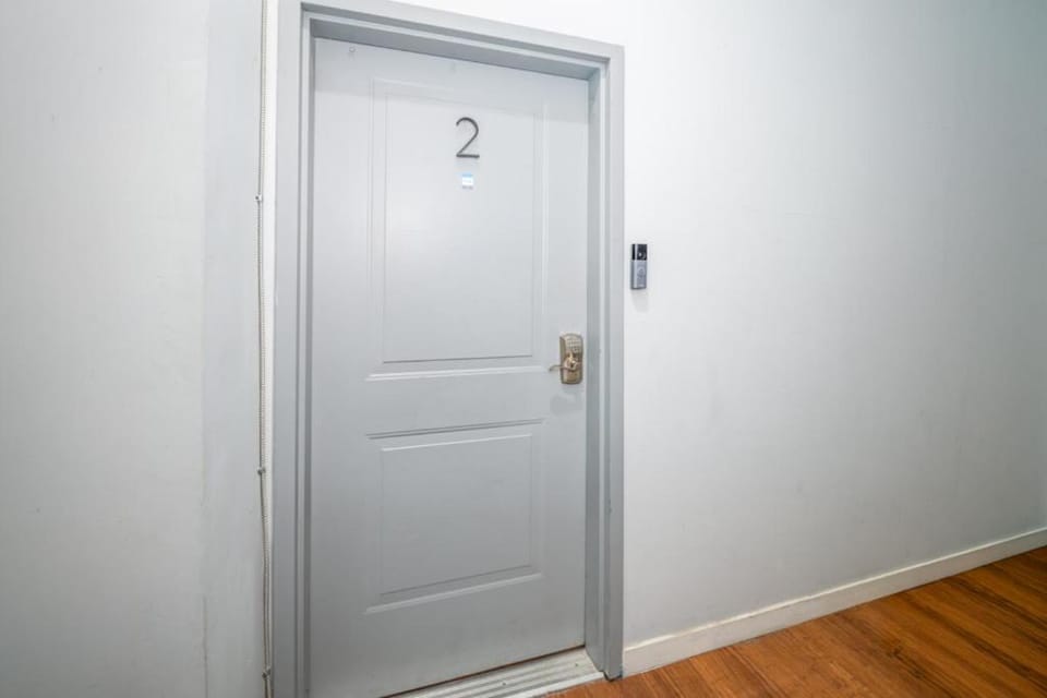 Prime OTR 1BR, Lux King Bed, 2 Smart TVs, Sleeps 3ppl, Wif, 1st Fl Apartment in Over The Rhine