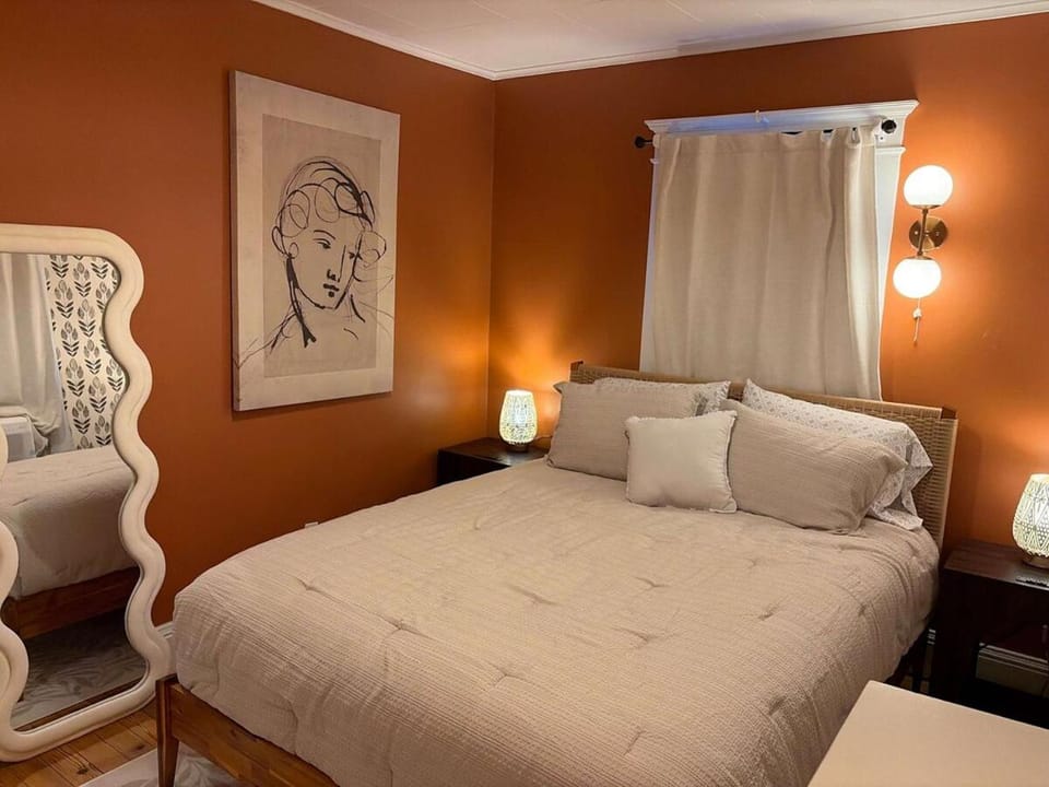 Photo of the whole room, Bedroom