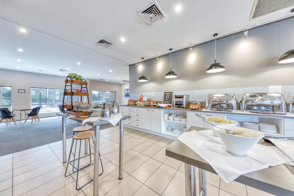 Restaurant/places to eat, Lounge or bar