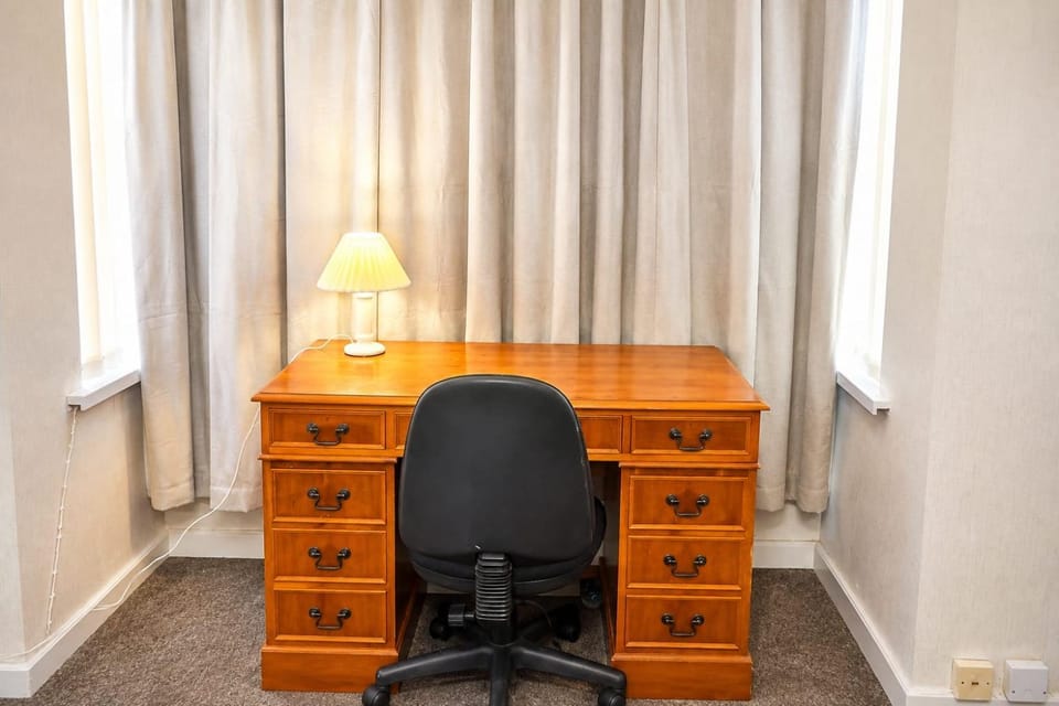 Spacious 6-Bedroom Home Ideal for Groups & Contractors House in Wolverhampton