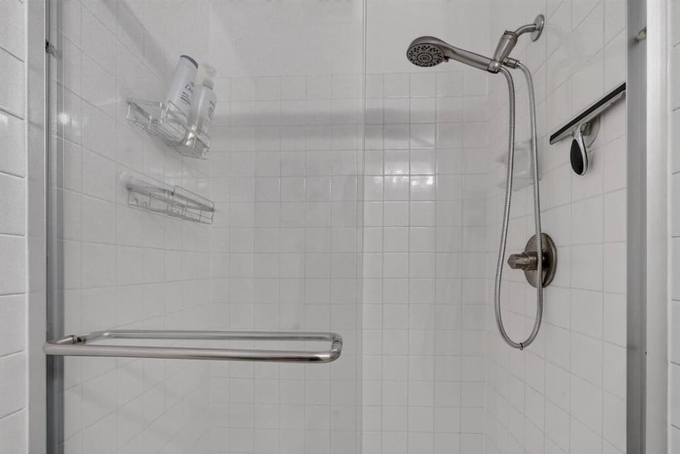 Stylish 2BR Near Bellevue & Kirkland w/ Pool+AC Apartment in Kirkland