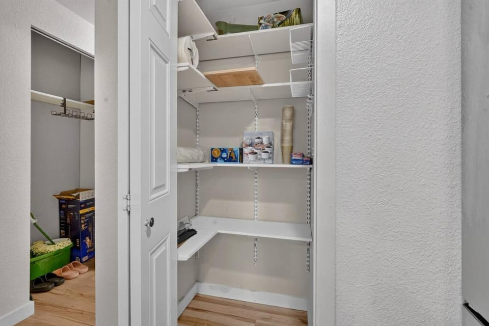 Stylish 2BR Near Bellevue & Kirkland w/ Pool+AC Apartment in Kirkland