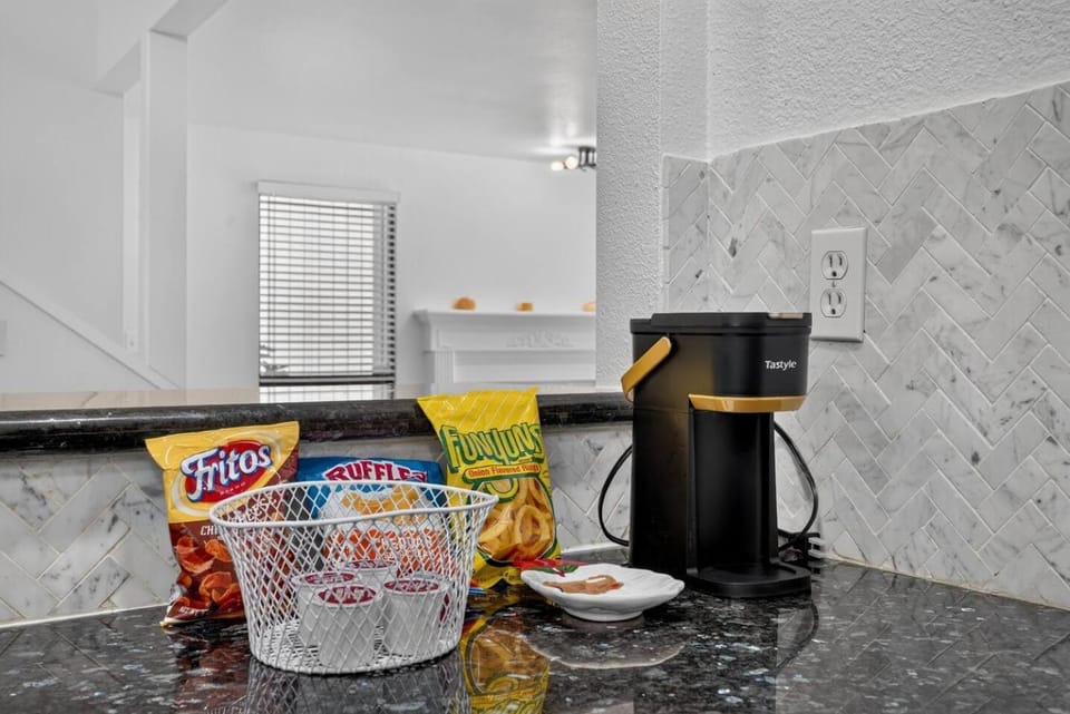 Stylish 2BR Near Bellevue & Kirkland w/ Pool+AC Apartment in Kirkland