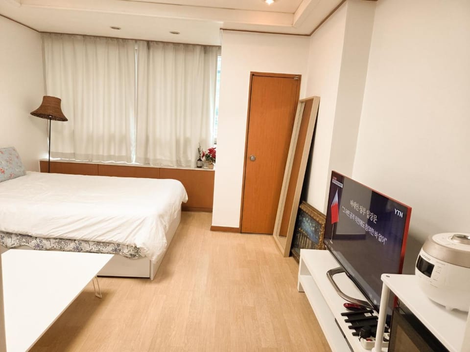 Sinsa Garosugil Cute House Apartment in Seoul