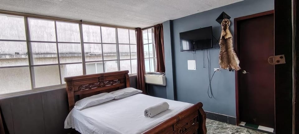 Bed, TV and multimedia, Photo of the whole room, Bedroom, towels