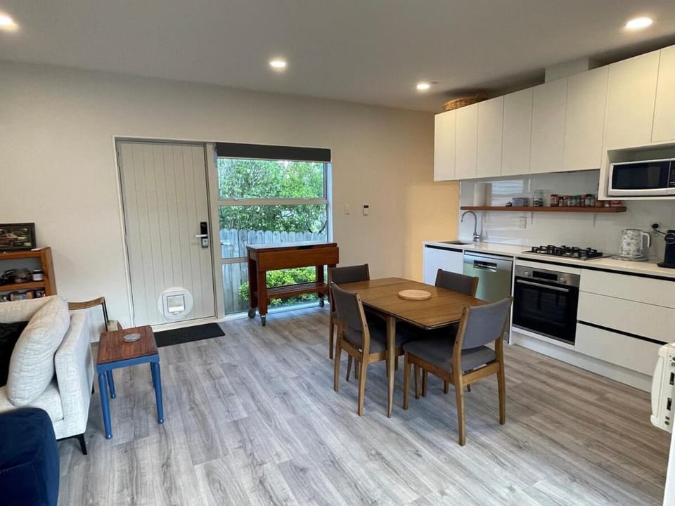 Cockle Bay Cottage House in Auckland
