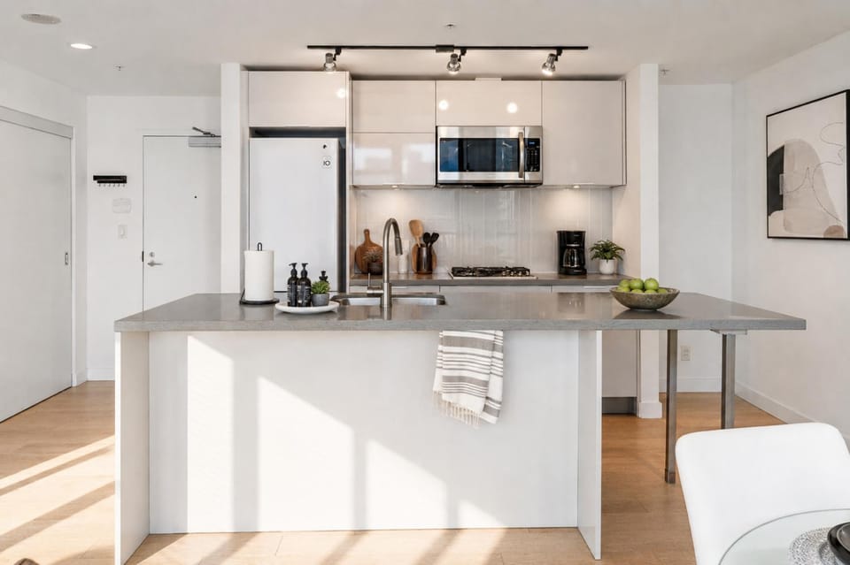 Luxury 2 Bedroom with Million Dollar View Apartment in Vancouver