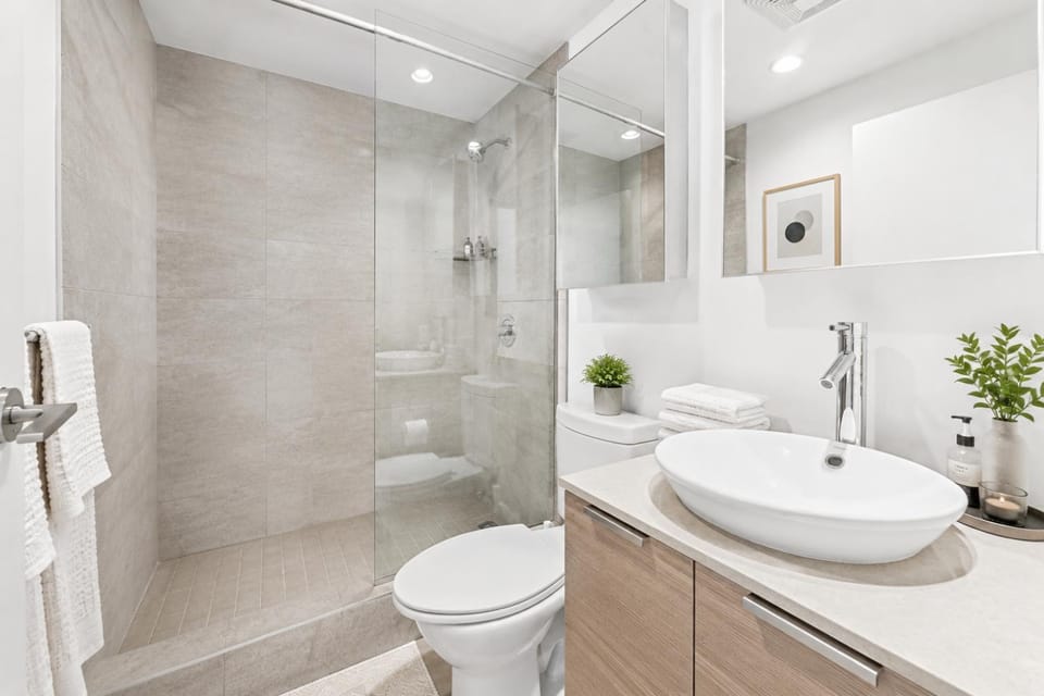 Luxury 2 Bedroom with Million Dollar View Apartment in Vancouver