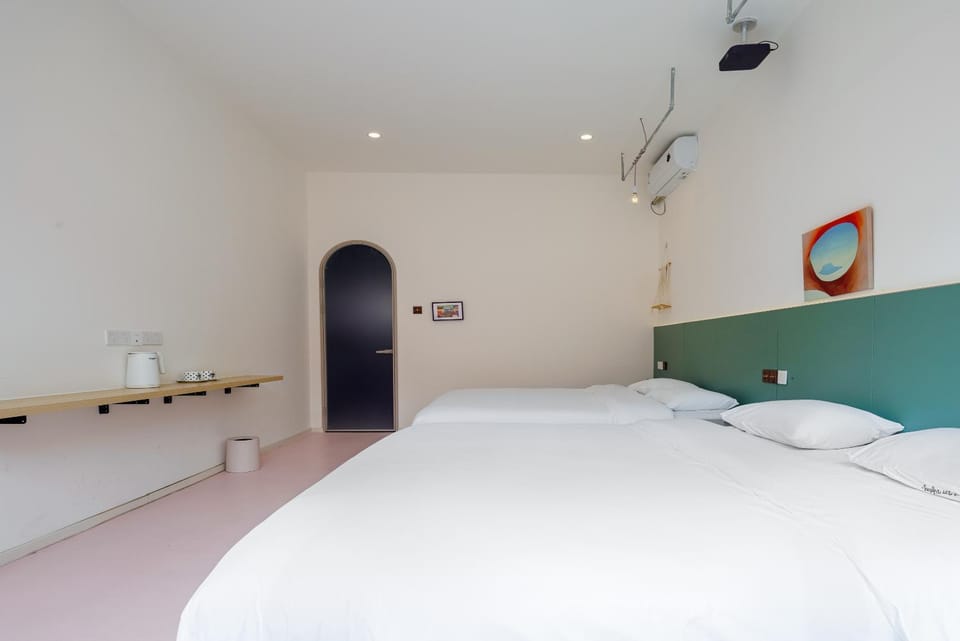 Bed, Photo of the whole room, Bedroom, air conditioner