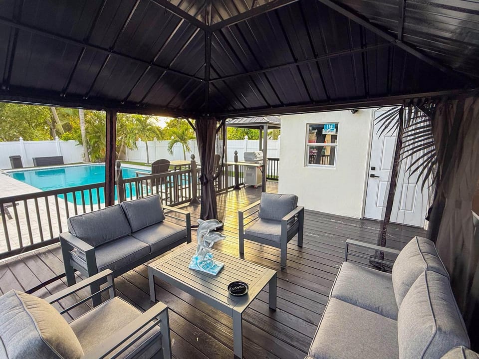 Patio, Day, View (from property/room), Balcony/Terrace, Living room, Seating area, Evening entertainment, Pool view, Swimming pool, sunbed