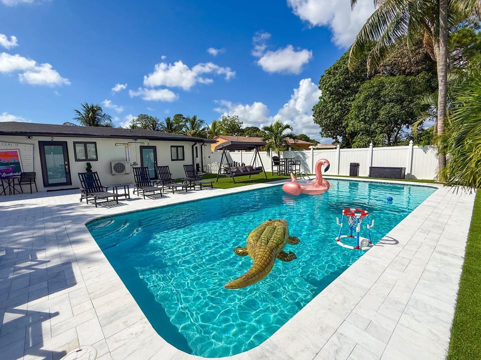 Property building, Day, Garden, Garden view, Pool view, Swimming pool, Swimming pool, sunbed