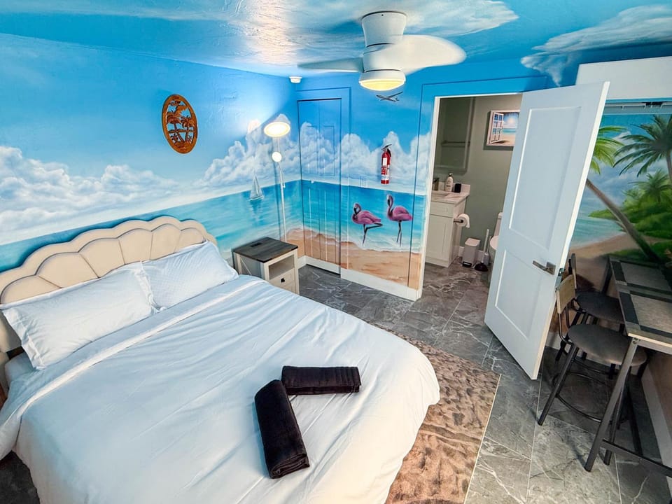 Bed, Natural landscape, TV and multimedia, Living room, Photo of the whole room, Bedroom