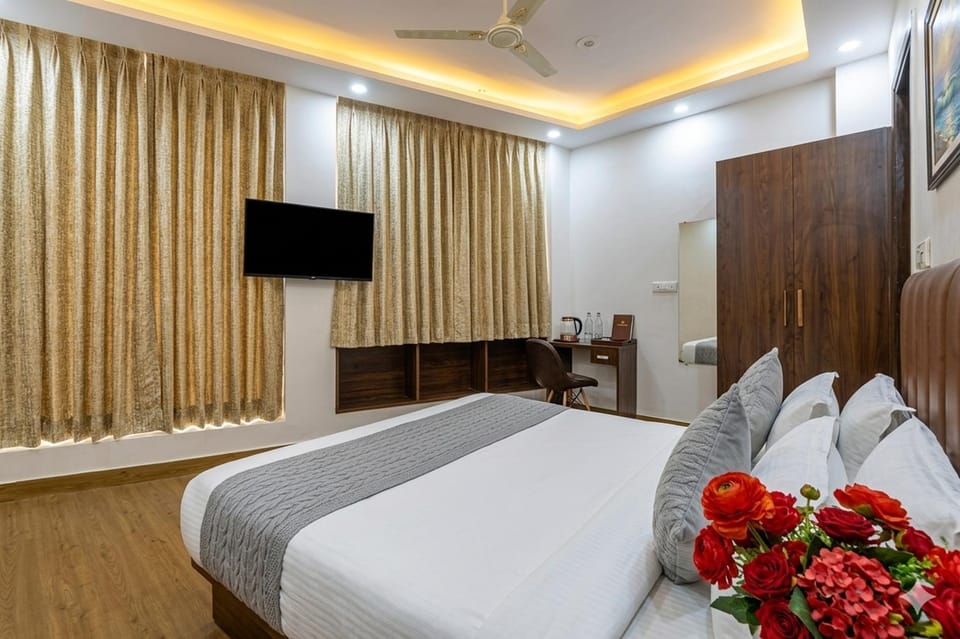 Bed, TV and multimedia, Photo of the whole room, Bedroom