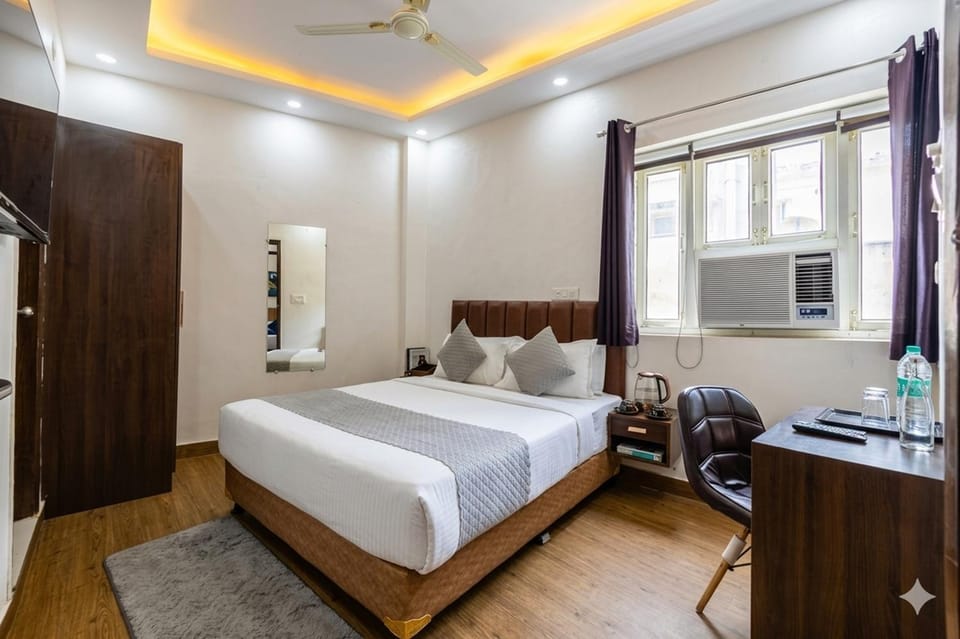 Bed, TV and multimedia, Photo of the whole room, Bedroom