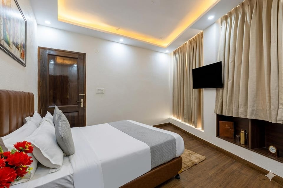 Bed, TV and multimedia, Photo of the whole room, Bedroom