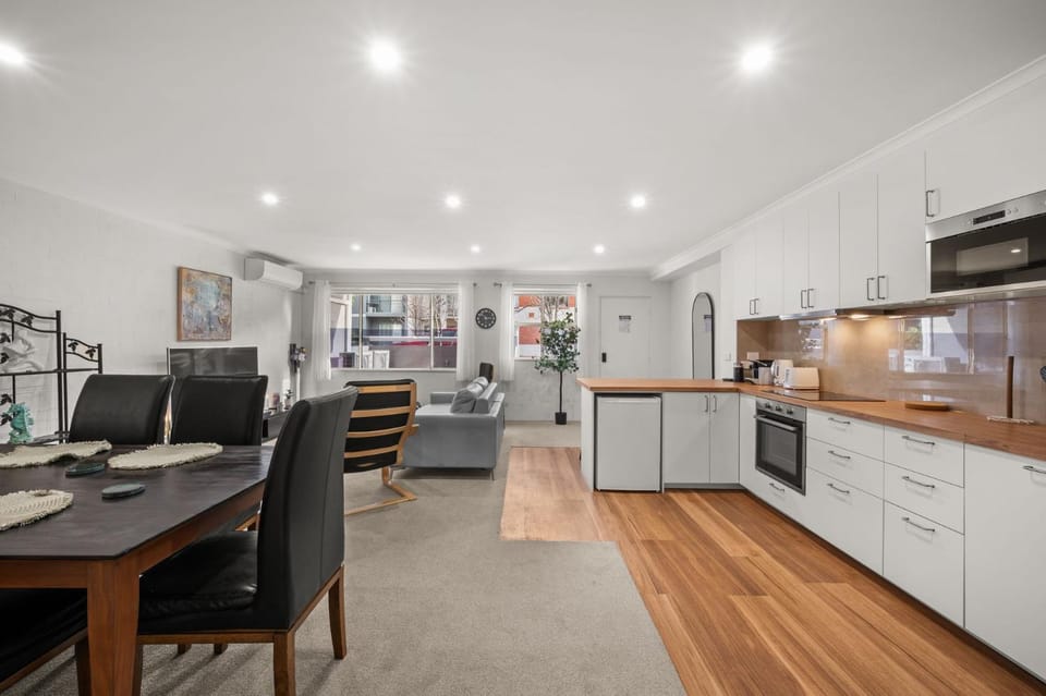 Kitchen or kitchenette, Living room, Seating area, Dining area, dishwasher, oven, stove