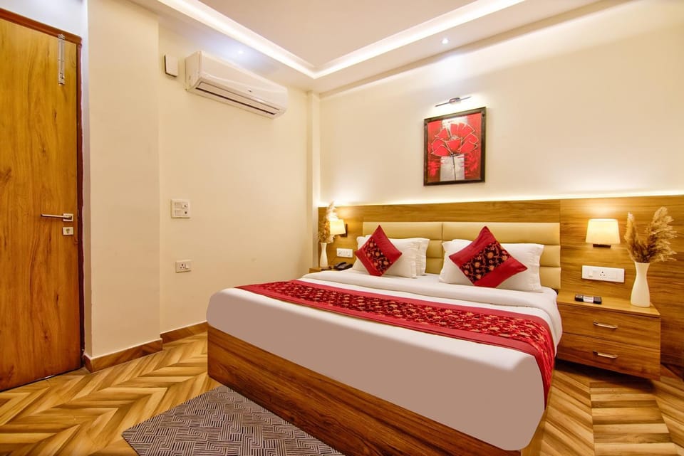 Bed, Photo of the whole room, Bedroom, wardrobe, air conditioner