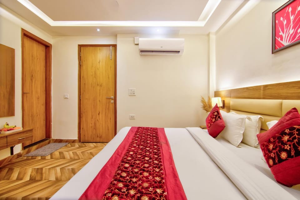 Bed, TV and multimedia, Photo of the whole room, Seating area, Bedroom, wardrobe, air conditioner