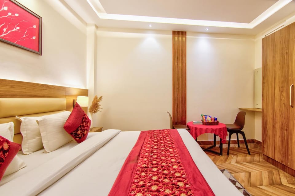 Bed, Photo of the whole room, Seating area, Bedroom, wardrobe