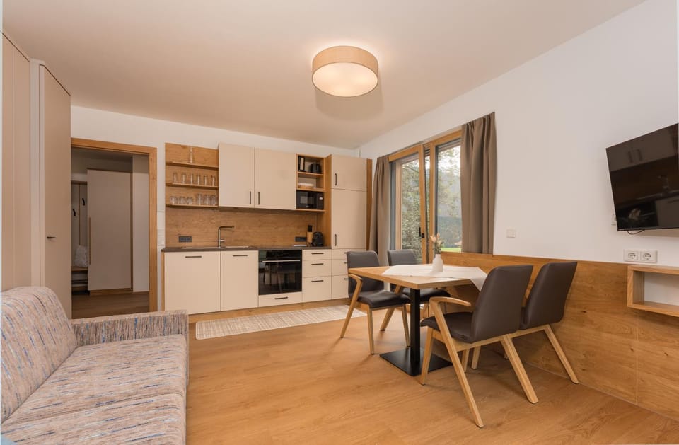 Dining area, kitchen