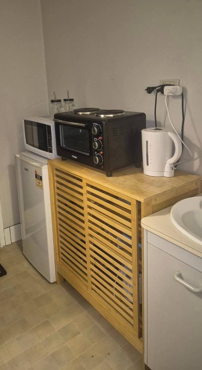 Cute comfy granny flat cabin style unit attached to my home Cabin in Singleton